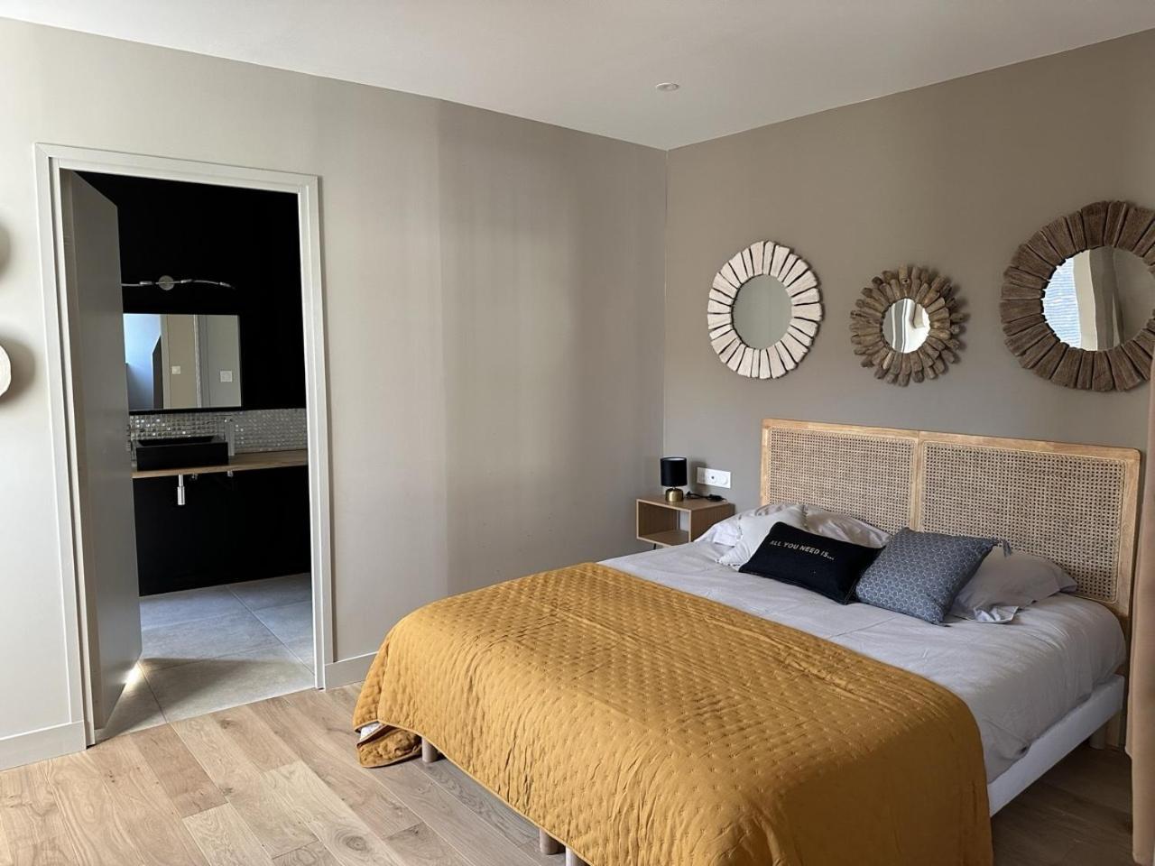 Les Suites Gueguen Chablis Room photo